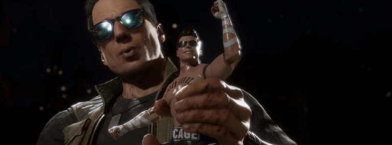 Link na brincadeira: Em Mortal Kombat 11, Johnny Cage segura um action figure seu, que é onde estaria a referência. Imagem: Reprodução.