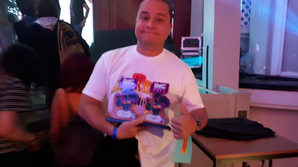 Representante da Devolver Digital com os prêmios de Gris 