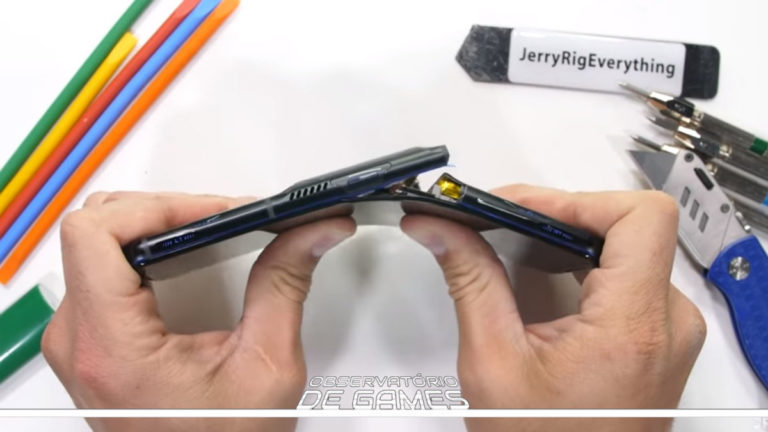 Legion Phone Duel 2 quebrado. Imagem: JerryRigEverything