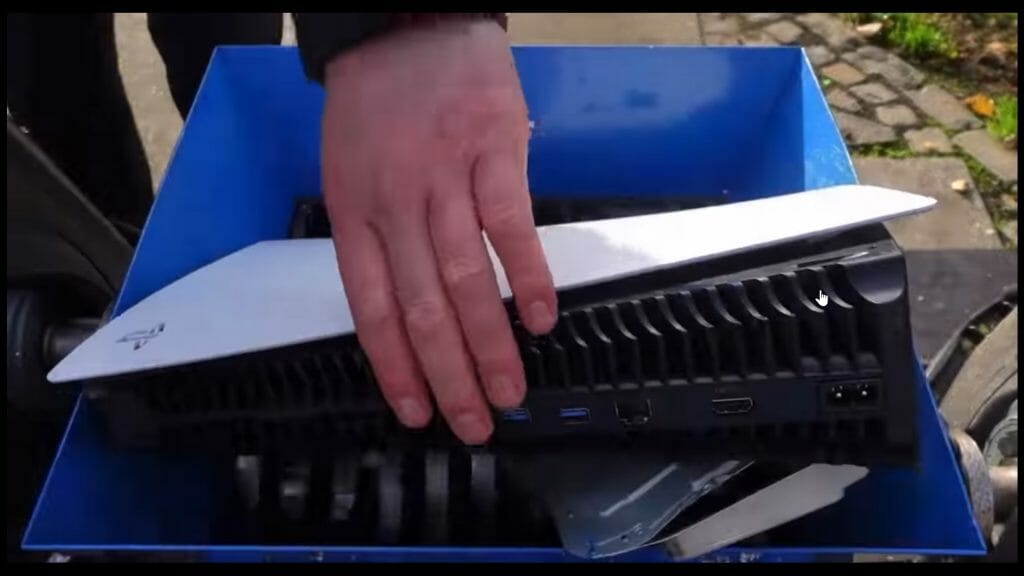 PS5 sendo destruído