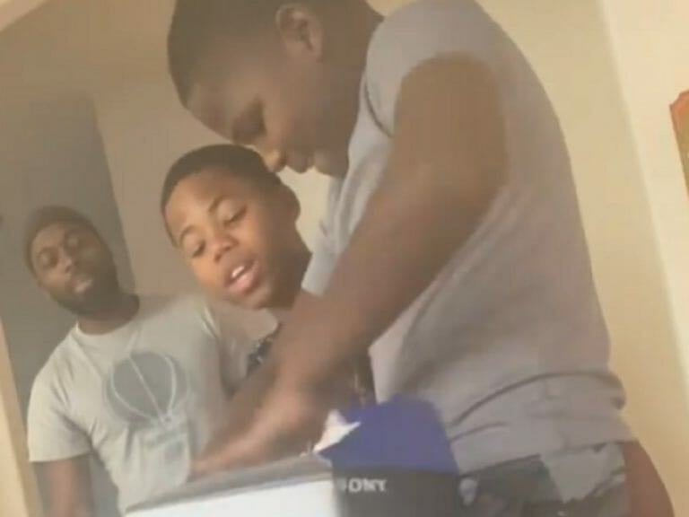 Crianças abrindo PS5