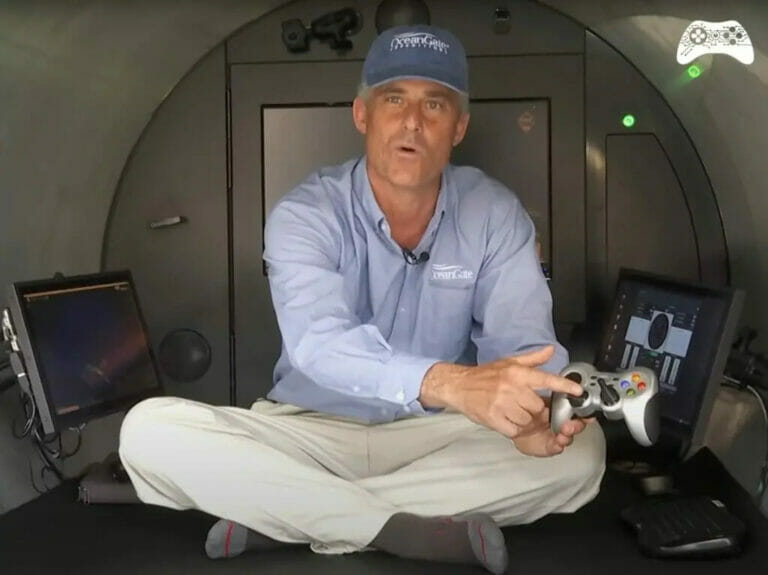 Stockton Rush, CEO da OceanGate, manipula o controle da Logitech que era usado no navio Titan. (Imagem: Reprodução Youtube)