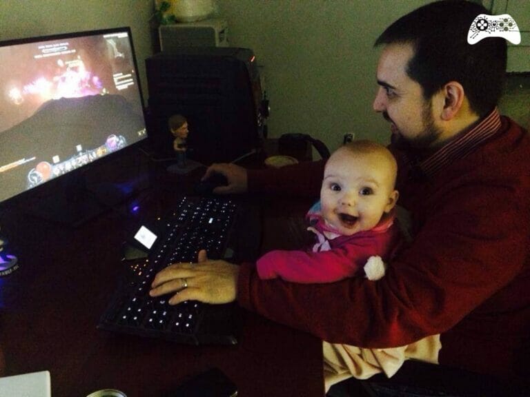 Pai jogando videogame com filho